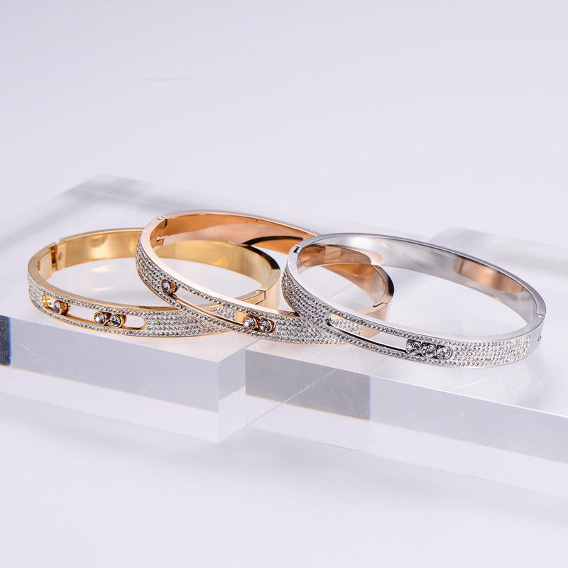 سوار من الفضة عيار 925 مزين بأحجار من الزيريكون