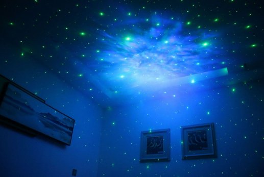 رائد الفضاء عارض النجوم والجالاكسي المميز - Makfool